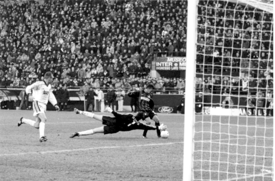 Partita storica, scolpita nella storia nerazzurra, ovvero Inter-Real Madrid datata 25 novembre 1998, gara spettacolare, Roberto Baggio segna il gol del 3-1 al Real Madrid in pieno recupero, scartando il portiere Illgner (Dfp)